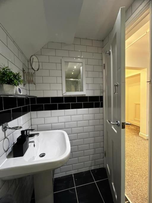 Lovely 5Br Home In Manchester. Close To The City Kültér fotó